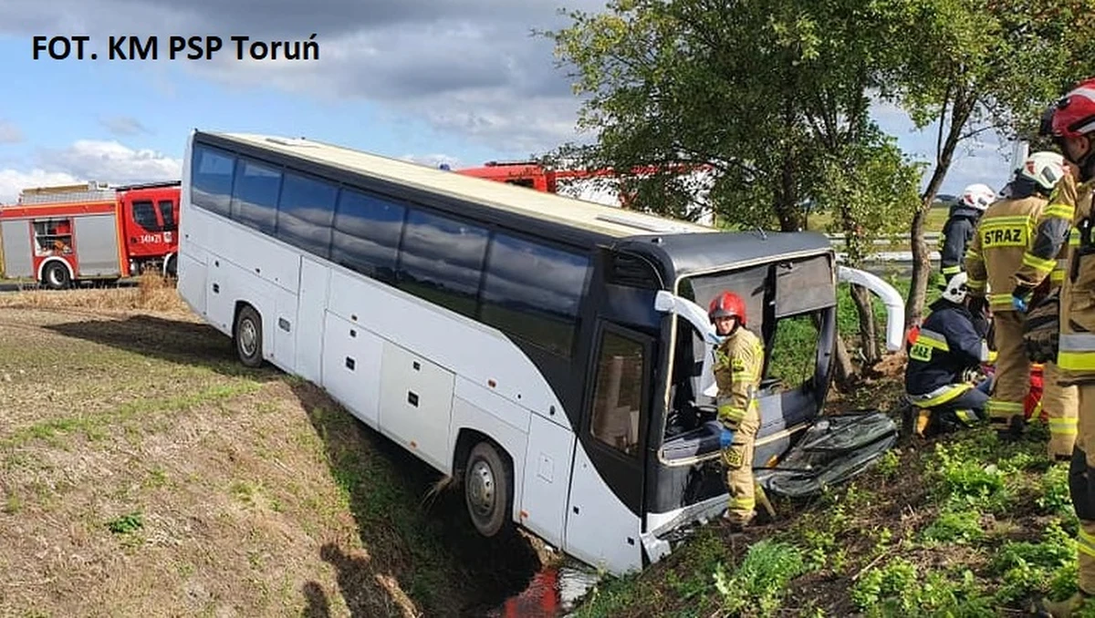 Autobus wjechał do rowu przy drodze gminnej Wytrębowice - Kowróz (woj. kujawsko-pomorskie). Do szpitali na obserwacje zabranych zostało 31 dzieci w wieku przedszkolnym. Czworo opiekunów jest rannych.