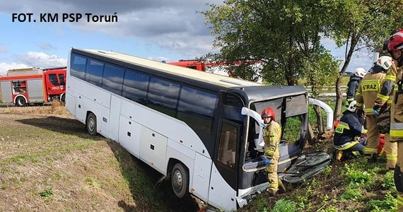 Autobus wjechał do rowu przy drodze gminnej Wytrębowice - Kowróz (woj. kujawsko-pomorskie). Do szpitali na obserwacje zabranych zostało 31 dzieci w wieku przedszkolnym. Czworo opiekunów jest rannych.