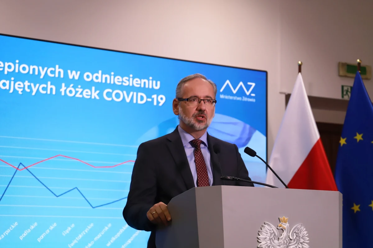 Dzienne przekroczenie liczby tysiąca zakażeń koronawirusem może mieć miejsce w tym tygodniu - stwierdził na konferencji prasowej minister zdrowia Adam Niedzielski. Ministerstwo Zdrowia poinformowało dziś o 363 nowych przypadkach zakażenia koronawirusem. 