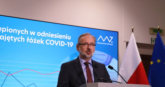 Dzienne przekroczenie liczby tysiąca zakażeń koronawirusem może mieć miejsce w tym tygodniu - stwierdził na konferencji prasowej minister zdrowia Adam Niedzielski. Ministerstwo Zdrowia poinformowało dziś o 363 nowych przypadkach zakażenia koronawirusem. 