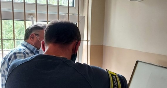 Policjanci z Łodzi zatrzymali 65-letniego mieszkańca Ostrołęki, który brał udział w oszustwie "na policjanta". Od pokrzywdzonej mieszkanki podłódzkich Pabianic mężczyzna przejął 20 tys. zł, które kobieta wyrzuciła przez okno. Chwilę później trafił w ręce policji.