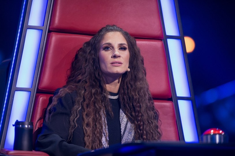 W tym roku Sylwia Grzeszczak zadebiutowała jako trenerka programu "The Voice of Poland". Niestety według fanów show piosenkarka nie sprawdza się na tym stanowisku. Teraz pojawiły się informacje, że także produkcja nie jest zadowolona. 