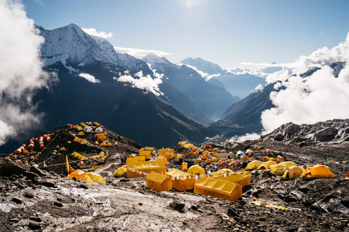 W niedzielę Ania wraz z Marco i Fede spędzili noc w obozie drugim na 6400 m n.p.m, a dzisiaj rano cała trójka ruszyła do obozu trzeciego położonego prawie na 7000 m n.p.m. Tam spędzą noc i według planu jutro rano zjadą na nartach do bazy. 