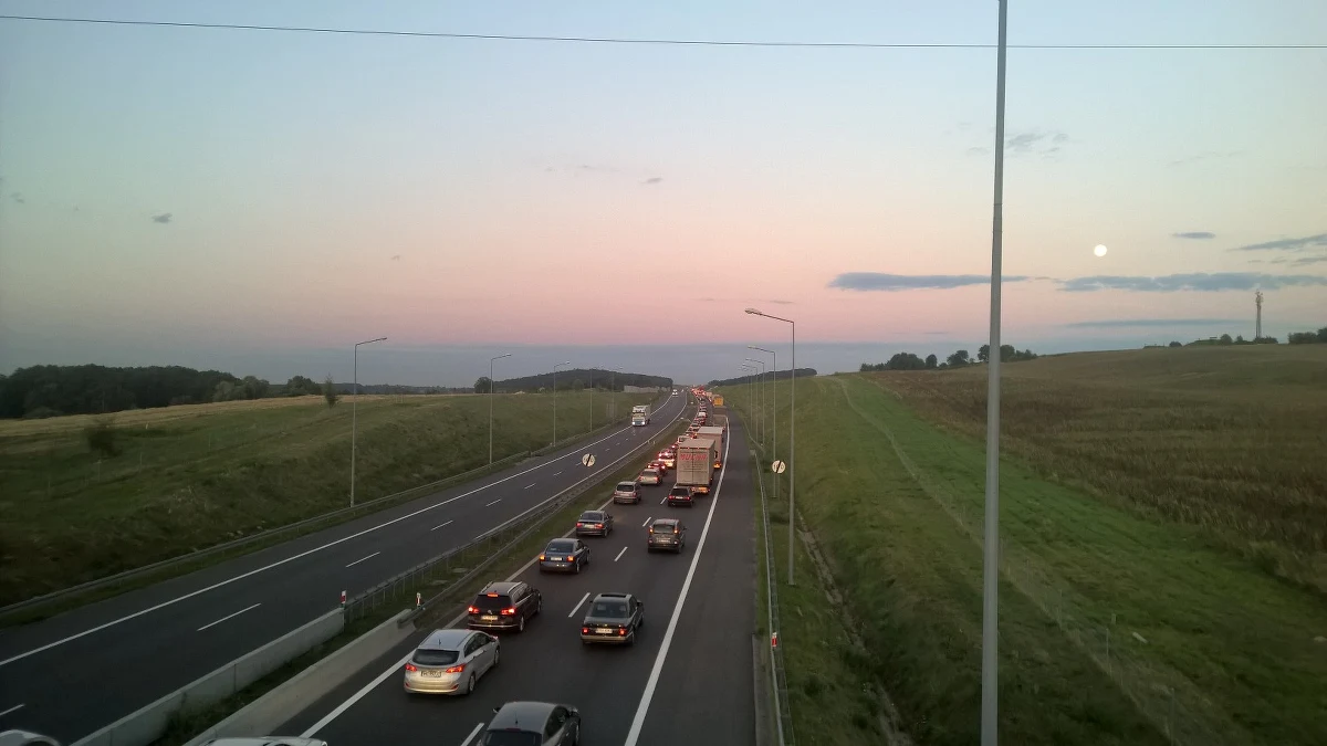 Dziś rozpoczął się kolejny etap modernizacji nawierzchni na A2, na węźle autostradowym Września (woj. wielkopolskie). Ważna informacja dla kierowców jest taka, że w związku z pracami zostaną wprowadzone objazdy.