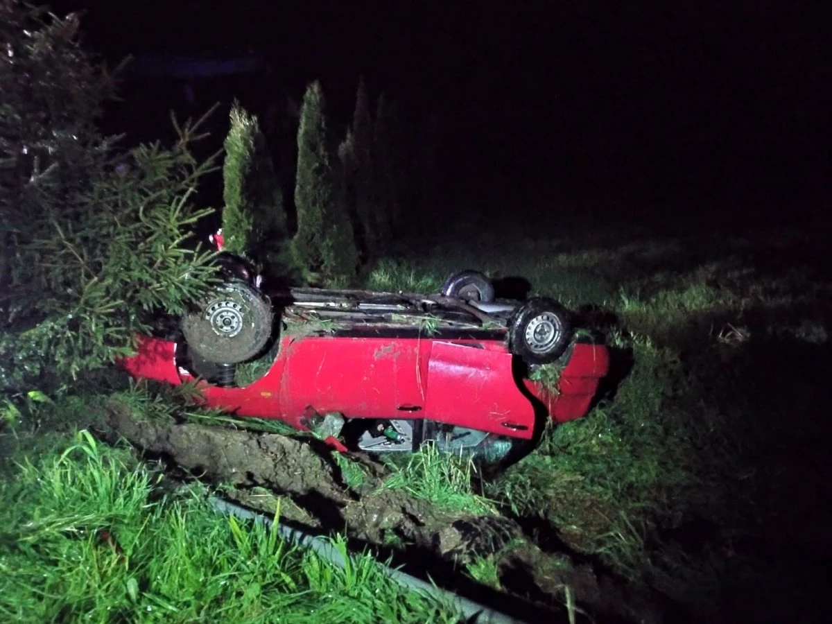 Dachowaniem pojazdu w miejscowości Łączki Kucharskie zakończyła się sobotnia przejażdżka seatem dwóch mężczyzn. Początkowo żaden z nich nie chciał się przyznać do kierowania samochodem. Policjanci zatrzymali mężczyzn do wyjaśnienia. Wczoraj zarzuty w tej sprawie usłyszał 31-letni mieszkaniec powiatu strzyżowskiego. 