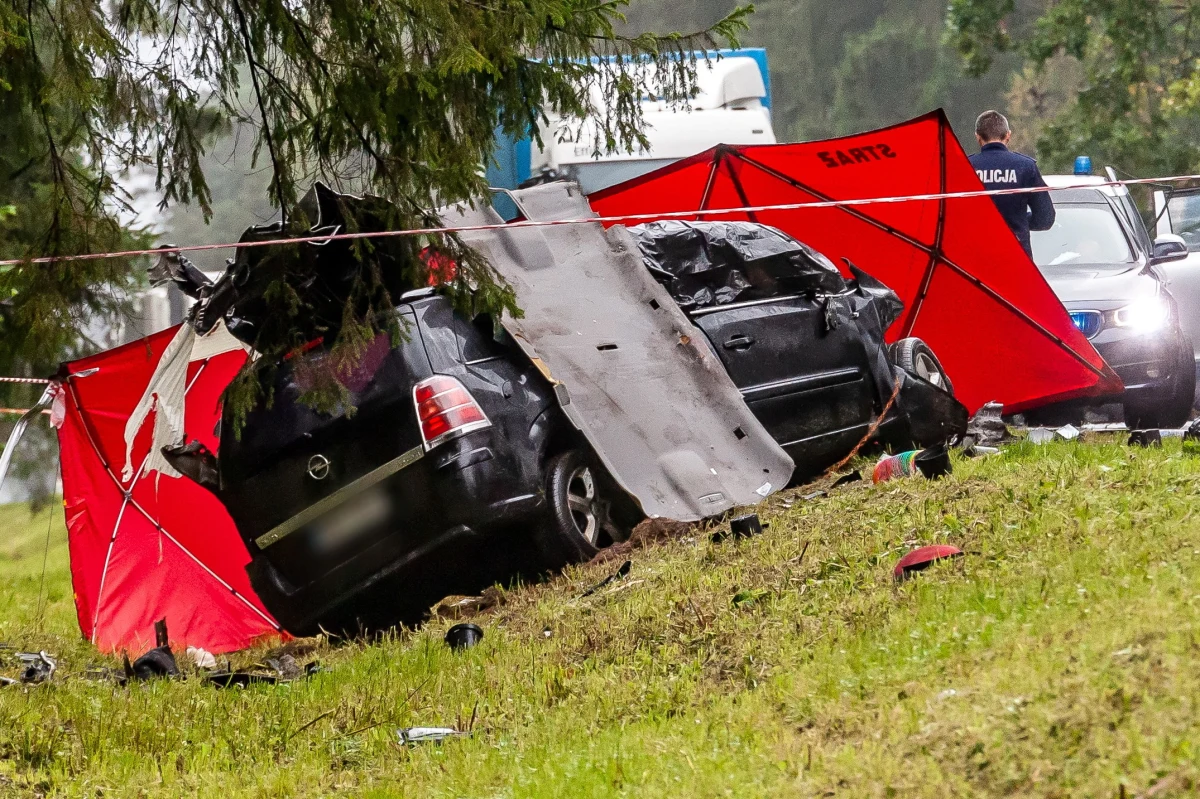 Prokuratura Rejonowa w Białymstoku wszczęła śledztwo w sprawie niedzielnego wypadku na drodze krajowej nr 65 w Tatarowcach. Auto osobowe zderzyło się tam z ciężarówką. Zginęło troje dzieci i ich ojciec. 