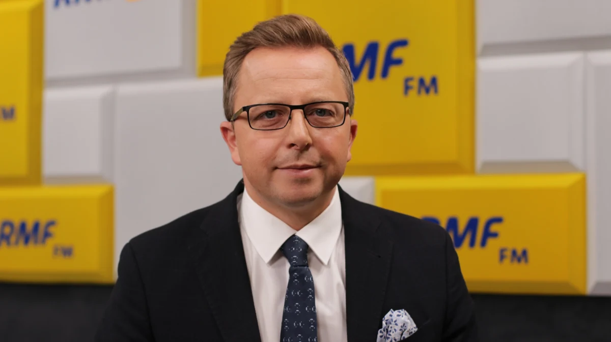 „Premier Morawiecki obiecał już w maju, że na poziomie dyplomatycznym dogadamy się z Czechami i nie będziemy musieli tych pieniędzy płacić. Dzisiaj wszyscy jesteśmy zaskoczeni” – mówił Dariusz Joński w Popołudniowej rozmowie w RMF FM, komentując decyzję TSUE o karach dla Polski za kopalnię w Turowie. Jak dodał, pieniądze, które zapłaci Polska, nie idą do Czechów, ale wspólnego unijnego budżetu, dlatego Czechy również są zainteresowane, aby się dogadać. „Premier Morawiecki powinien wsiąść w samolot i rozmawiać” – stwierdził gość Bianki Mikołajewskiej.