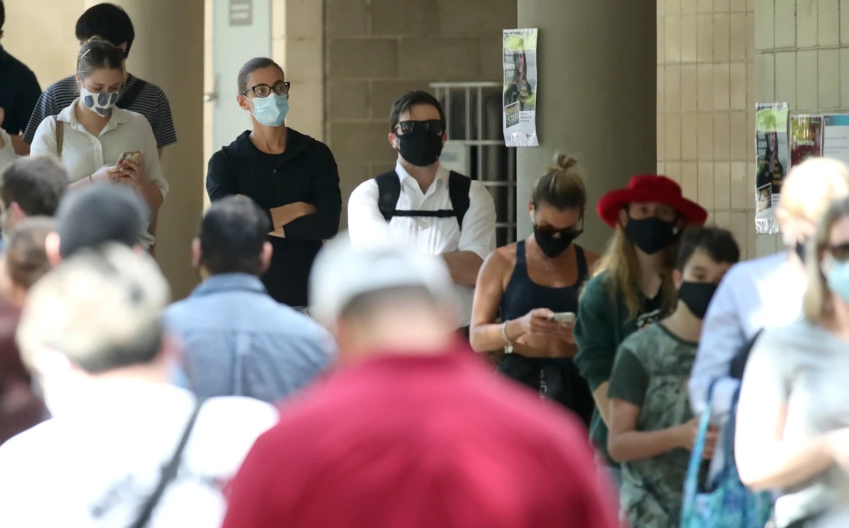 Rosnąca liczba zakażeń i hospitalizacji - tak wyglądają ostatnie tygodnie epidemii koronawirusa w Polsce. Coraz częściej podnoszony jest temat zaostrzania covidowych obostrzeń. Popieracie ten pomysł czy jesteście przeciwni? Opinię możecie wyrazić w naszej ankiecie. 