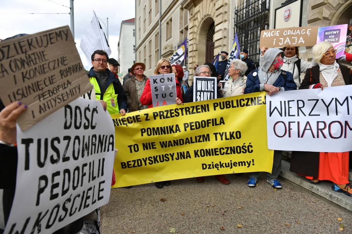 28 września Sąd Rejonowy w Gdańsku ogłosi wyrok w procesie trzech mężczyzn, oskarżonych o znieważenie i uszkodzenie pomnika ks. Henryka Jankowskiego. Ich proces zakończył się w poniedziałek.