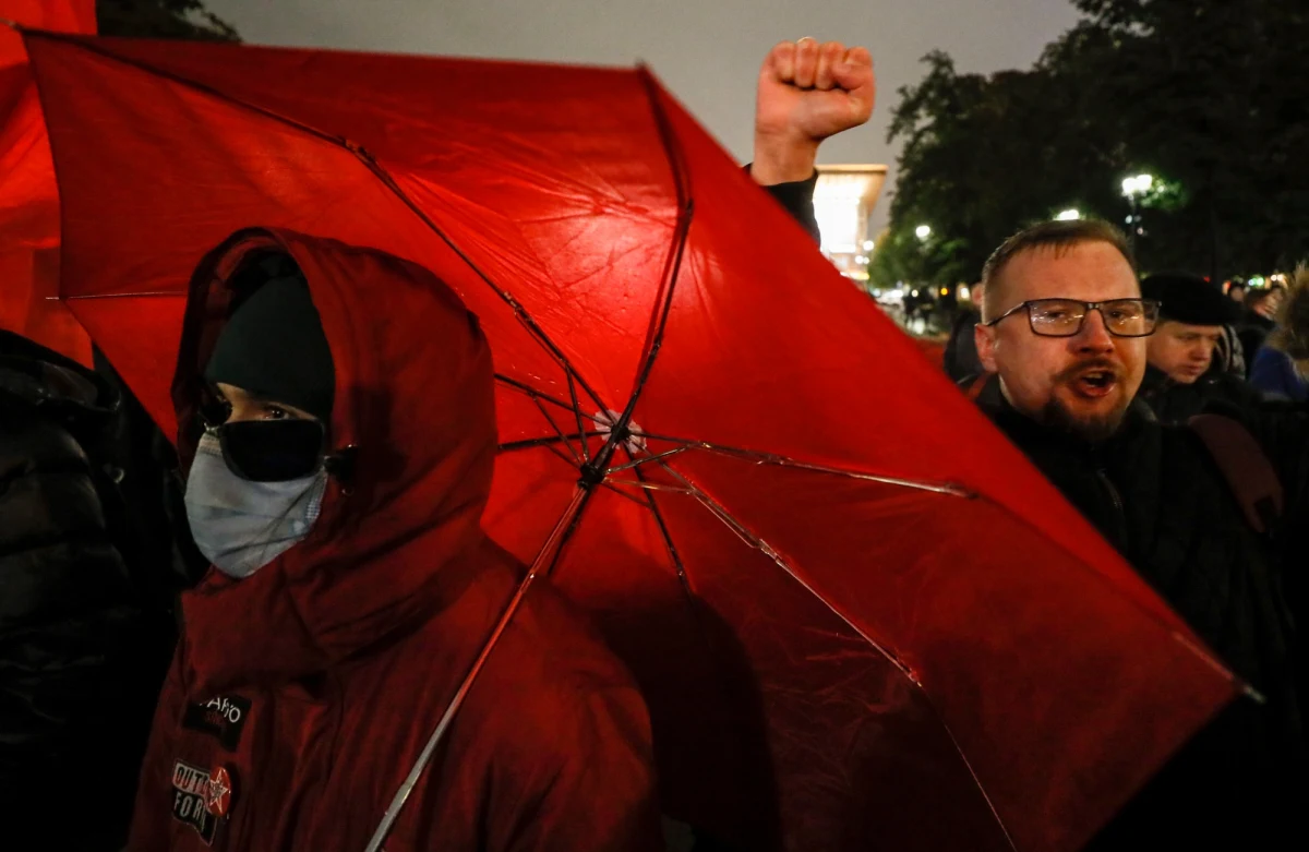 Na Placu Puszkina w Moskwie odbył się protest przeciwko wynikom wyborów parlamentarnych w Rosji. W manifestacji uczestniczy kilkaset osób. Działacz partii komunistycznej Walerij Raszkin zażądał anulowania głosowania online w stolicy kraju. 