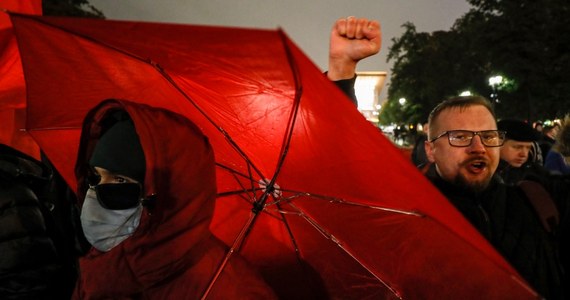 Na Placu Puszkina w Moskwie odbył się protest przeciwko wynikom wyborów parlamentarnych w Rosji. W manifestacji uczestniczy kilkaset osób. Działacz partii komunistycznej Walerij Raszkin zażądał anulowania głosowania online w stolicy kraju. 