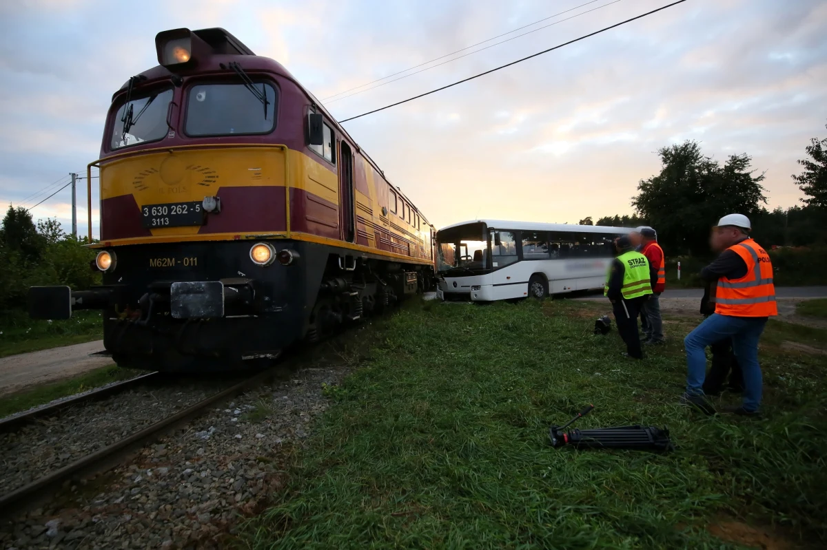 Cztery osoby, w tym dzieci, zostały poszkodowane po zdarzeniu pociągu towarowego z autobusem na niestrzeżonym przejeździe kolejowym w miejscowości Turkowy w woj. wielkopolskim. 