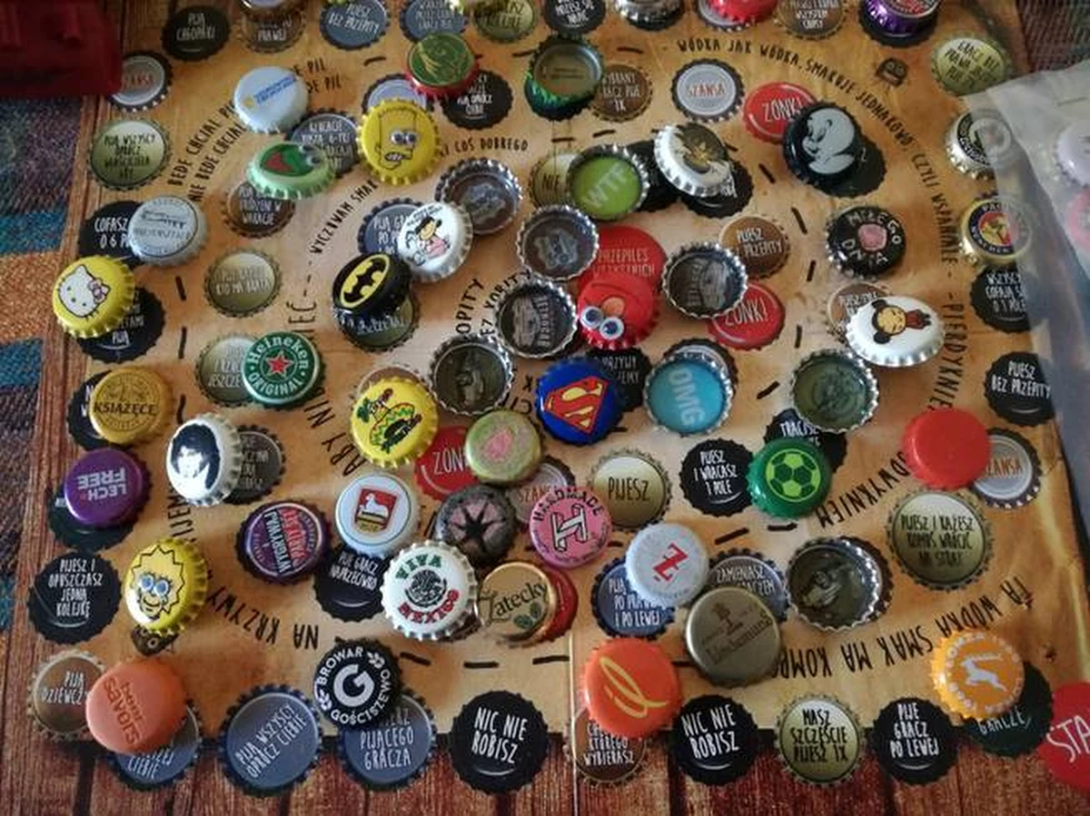 Dziś przypada Dzień Kapsla. Mała metalowa zakrętka zabezpieczająca napój przed wylaniem się ma wielu miłośników. Na świecie jest mnóstwo kolekcjonerów kapsli. A w Gniewie na Pomorzu znajdziemy nawet Muzeum Kapsla. Marlena Chudzio rozmawiała z jego właścicielem, lokalnym bajarzem Patrykiem Pokorskim. 