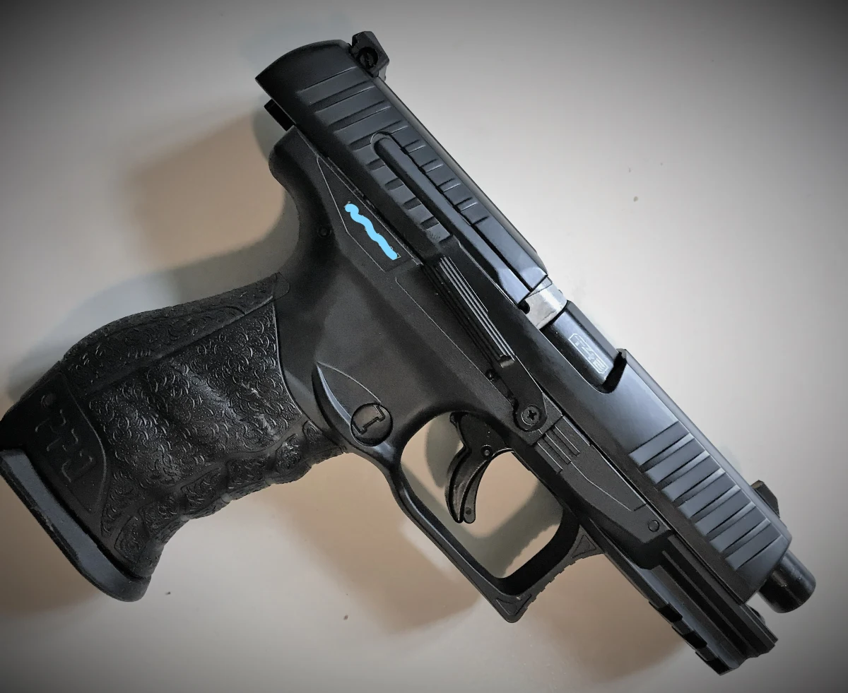 ​20-letni kasjer na stacji benzynowej w Niemczech w Idar-Oberstein (Nadrenia-Palatynat) zginął w sobotę od strzału w głowę. Na konferencji prasowej policja i prokuratura poinformowały, że zabił go klient, któremu kasjer zwrócił uwagę na brak maseczki i odmówił sprzedaży piwa. Podejrzanego o zabójstwo zatrzymano.