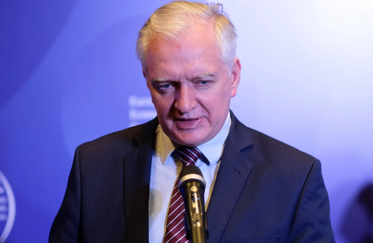 W naturalny sposób opozycja, jeśli chce odebrać władzę PiS, musi rozpocząć proces jednoczenia się - ocenił Jarosław Gowin w "Super Expressie". "Optymalne byłoby powstanie dwóch bloków. W centrum polskiej sceny politycznego jednego skupionego wokół PO. I drugiego ciut na prawo od PO. Między PO i PiS" - dodał. 