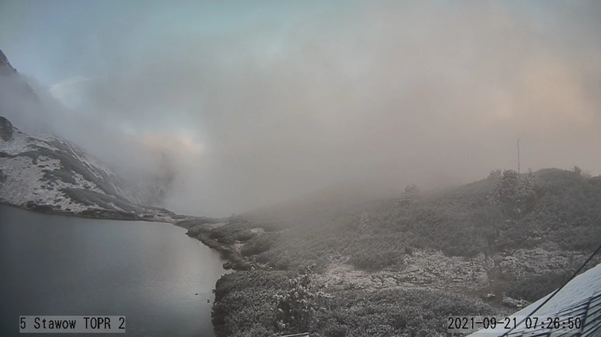 W Tatrach powyżej 1500 metrów n.p.m. spadł śnieg. Na razie to śladowa ilość, ale o poranku ośnieżone Tatry można już było obserwować z Zakopanego, gdy odsłoniły się zasnute od kilku dni chmurami szczyty.