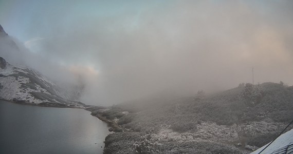 W Tatrach powyżej 1500 metrów n.p.m. spadł śnieg. Na razie to śladowa ilość, ale o poranku ośnieżone Tatry można już było obserwować z Zakopanego, gdy odsłoniły się zasnute od kilku dni chmurami szczyty.