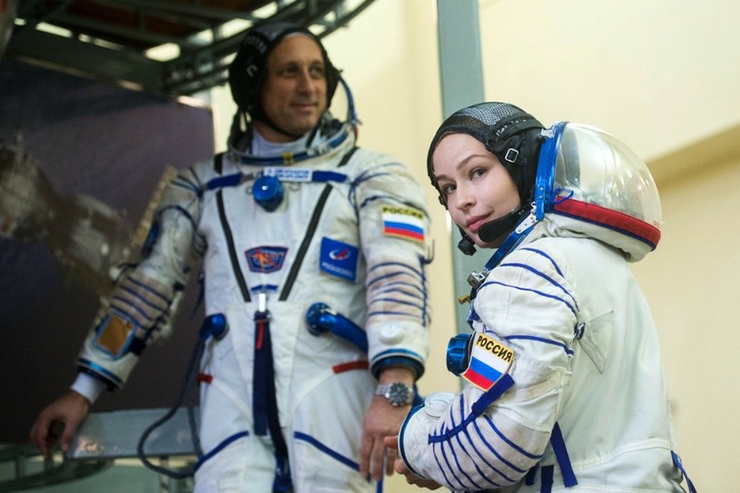Aktorka Julia Peresild oraz reżyser Klim Szypienko już 5 października polecą na pokładzie Sojuza MS-18 na Międzynarodową Stację Kosmiczną, by zrealizować tam zdjęcia do rosyjskiego filmu „Wyzwanie”. Filmowa misja potrwa 12 dni. Jeśli ich plan się powiedzie, Rosjanie zwyciężą wyścig  z Tomem Cruisem wyścig o pierwszy film nakręcony w kosmosie.