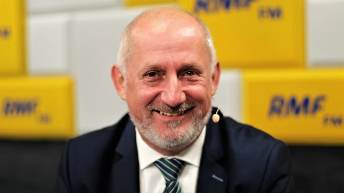 Kiedyś wydawało się to zupełnie niepotrzebnym zabezpieczeniem, bo przy takim poparciu, jakie jest dla Unii Europejskiej wśród Polaków, to nikomu do głowy by nie przyszło, że może istnieć niebezpieczeństwo, że komuś do głowy mogłoby strzelić takie głosowanie – mówił Sławomir Neumann w Porannej rozmowie w RMF FM. To odniesienie do słów Donalda Tuska, który podczas sobotniej konwencji krajowej PO apelował do Jarosława Kaczyńskiego o wpisanie do konstytucji zapisu, że wypowiedzenie umowy międzynarodowej będzie wymagać w Sejmie większość 2/3. Jak dodał gość Roberta Mazurka, „dzisiaj sytuacja jest na tyle niepewna czy groźna, że takie zabezpieczenie na pewno daje większą gwarancję, że nikomu do łba nic głupiego nie strzeli”.