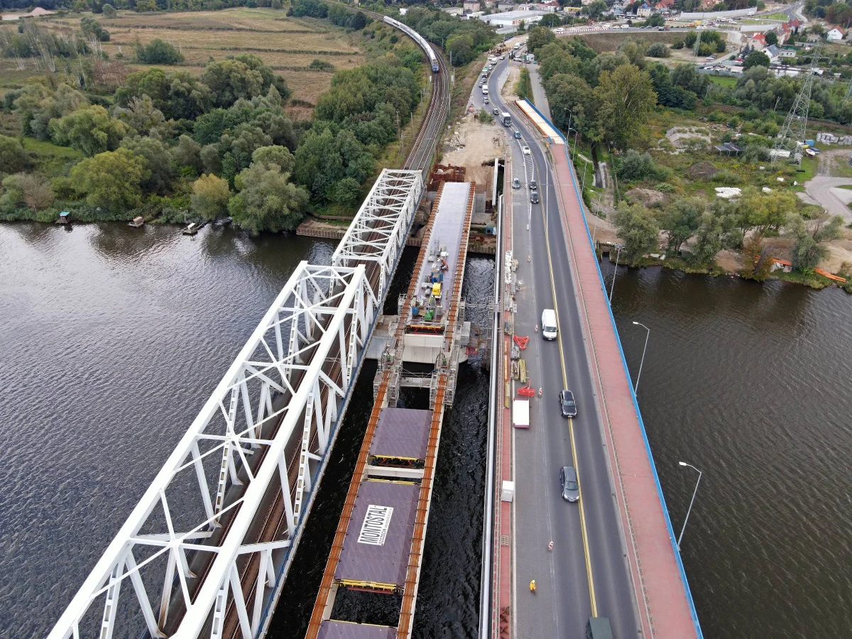 Nowy most w Szczecinie coraz bliżej. Na miejscu ustawione zostały olbrzymie przęsła, które dotarły na miejsce drogą wodną pod koniec sierpnia. Teraz trwa przygotowanie do scalania konstrukcji przy budowanym węźle Granitowa.