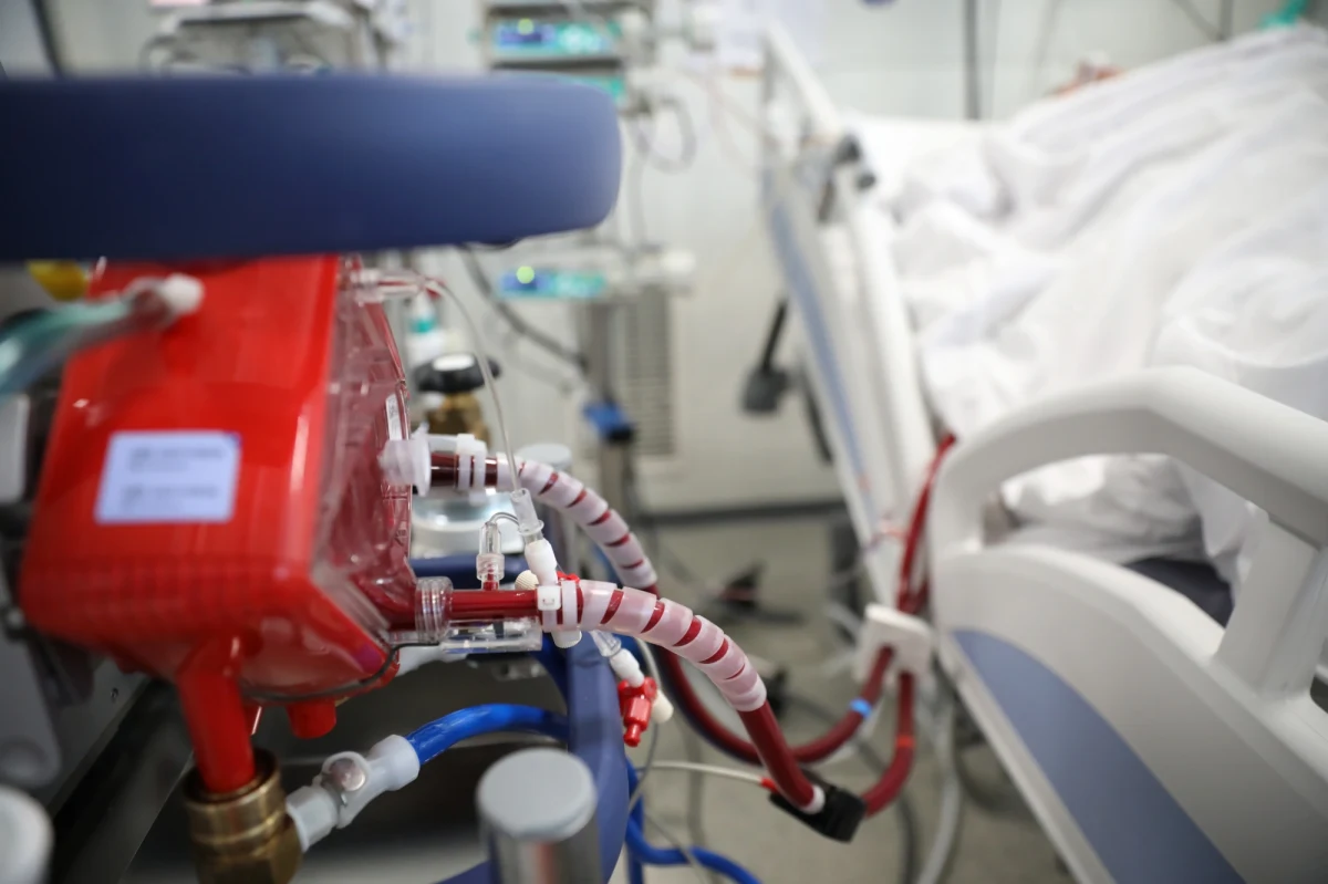 Nie ma chętnych na zakup respiratorów zajętych przez komornika na rzecz roszczeń Ministerstwa Zdrowia. Chodzi o 418 urządzeń kupionych na początku pandemii koronawirusa przez resort od handlarza bronią. Ministerstwo zapłaciło ponad 20 tys. euro za sztukę. Na dzisiejszej licytacji cenę każdego z respiratorów oszacowano na 30 tysięcy złotych. Licytowane respiratory są bez gwarancji producenta.