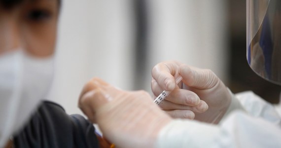 Rząd przyjął rekomendację, zgodnie z którą po sześciu miesiącach od pełnego zaszczepienia przeciw Covid-19 można będzie przyjąć trzecią dawkę szczepionki: skorzystać będą mogły z tego osoby po 50. roku życia i medycy.