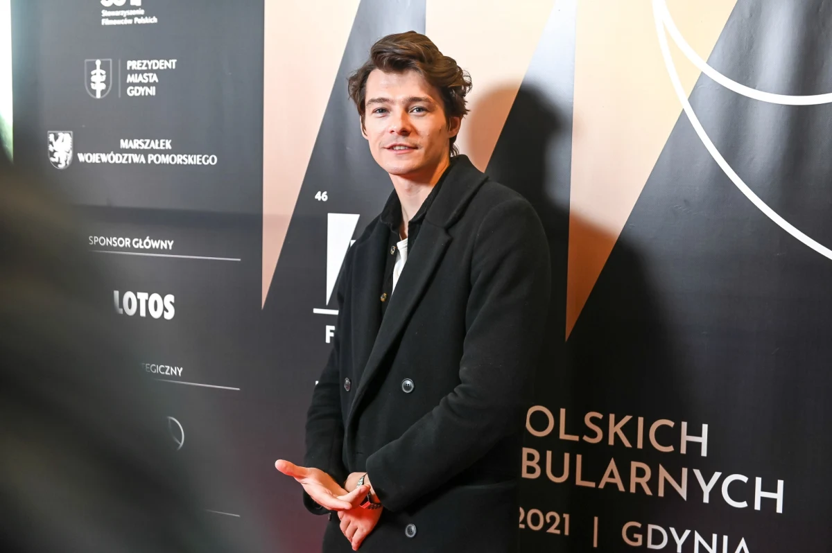 Dziś na festiwalu filmowym w Gdyni uroczysta premiera filmu "Hiacynt". To thriller osadzony w latach 80. w reżyserii Piotr Domalewskiego, na podstawie scenariusza Marcina Ciastonia i z główną rolą Tomasza Ziętka. W jaki sposób na planie "Hiacynta" pomagali koordynatorzy scen intymnych? Jak Tomasz Ziętek przyjmuje komplementy zagranicznych recenzentów po roli w "Żeby nie było śladów" Jana P. Matuszyńskiego? Czy ma czas na granie ze swoim zespołem muzycznym? M.in. te pytania zadała Tomaszowi Ziętkowi dziennikarka RMF FM Katarzyna Sobiechowska-Szuchta. 