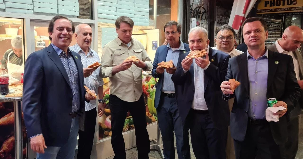 Bolsonaro je pizze na jednej z ulic Manhattanu