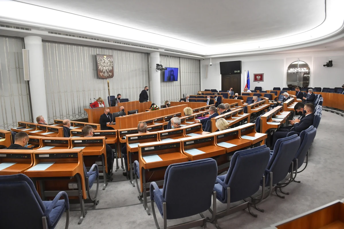 ​Senat zaproponował poprawki do ustawy ws. rekompensat dla firm w związku ze stanem wyjątkowym. Poprawki rozszerzają grupę podmiotów uprawnionych do wsparcia. m.in. o sklepy spożywcze, działalność kulturalną i przewóz turystów. Ustawa trafi teraz do Sejmu.