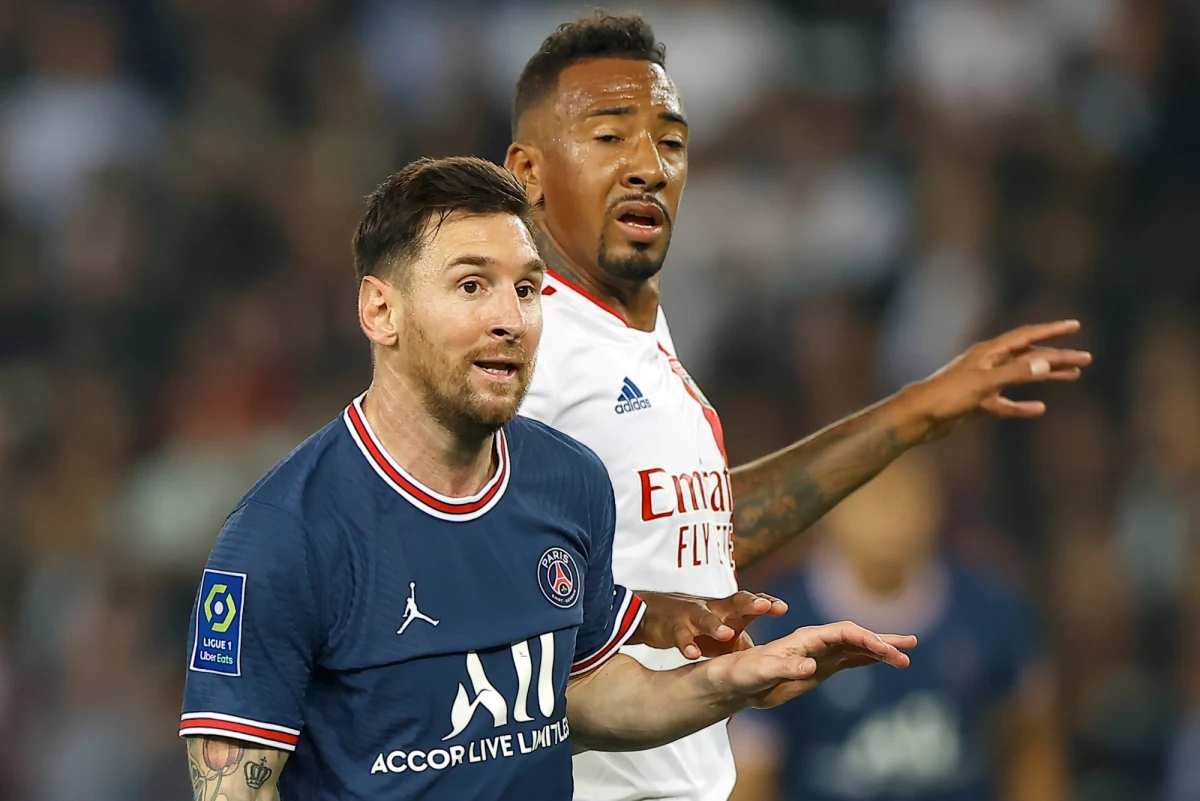 "Mimo że mamy tam wielkie indywidualności, to najtrudniejsze będzie stworzenie drużyny tak, by mentalnie ona była wspólnie ze sobą, a nie każdy z tych zawodników ciągnął to w swoją stronę i myślał o indywidualnych statystykach" - tak drużynę Paris Saint-Germain ocenia w rozmowie z RMF FM dziennikarz Canal Plus Filip Surma. Jego zdaniem, jeśli w paryskim klubie pojawią się problemy, jako pierwszy zapłaci za to trener Mauricio Pochettino.