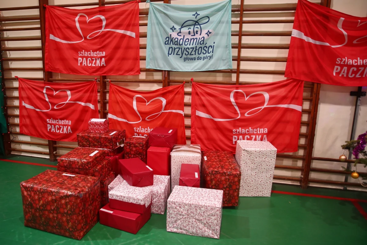 ​Szlachetna Paczka i Akademia Przyszłości poszukują wolontariuszy. Brakuje prawie 8 tys. osób, aby dotrzeć do 25 tys. rodzin i ustalić, jakiego wsparcia potrzebują, i ponad 1,8 tys. osób, by w tym roku szkolnym pomagać podobnej jak do tej pory liczbie uczniów.