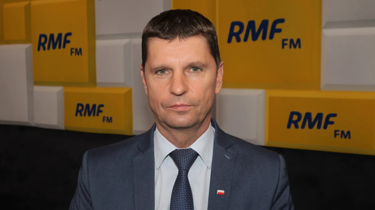 "Nie zapłacimy tej kary" - stwierdził w Popołudniowej rozmowie w RMF FM wiceminister edukacji i nauki Dariusz Piontkowski, pytany o decyzję Trybunału Sprawiedliwości Unii Europejskiej, który zdecydował o nałożeniu na Polskę kary w wysokości 500 tys. euro za każdy dzień kontynuowania pracy kopalni Turów. "To orzeczenie jest niezgodne z obowiązującymi regułami. Nie powinno być wydane" - tłumaczył. "Orzeczenia TSUE były wydawane także wobec innych państw, które nie stosowały się do orzeczeń TSUE. Większego problemu z tego nie było" - przekonywał gość RMF FM. 
