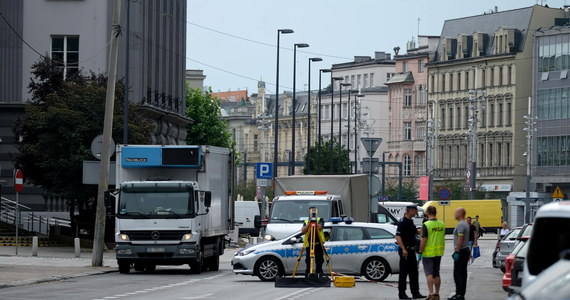 Dwaj funkcjonariusze z Komendy Miejskiej Policji w Katowicach zostali zawieszeni w związku ze zdjęciem zrobionymi po tragicznej śmierci 19-latki potrąconej w lipcu przez autobus miejski. Wobec policjantów toczy się też postępowanie dyscyplinarne.