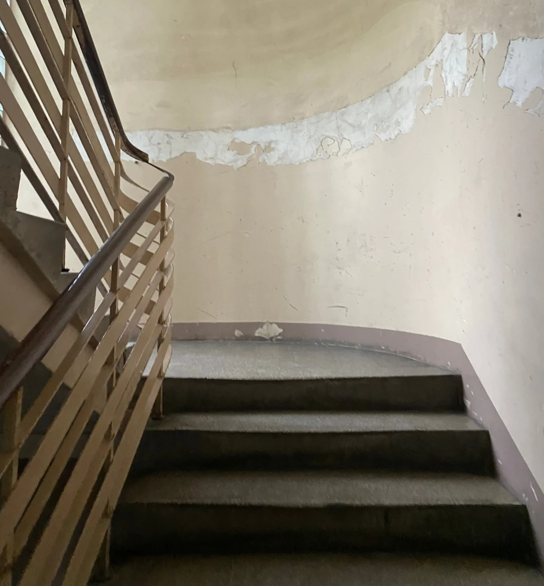 ​Policjanci z Ostrowca Świętokrzyskim zatrzymali mężczyznę, który może mieć związek ze śmiercią 41-letniego mieszkańca tego miasta. Zakrwawione ciało znaleziono po południu na klatce schodowej jednego z bloków.