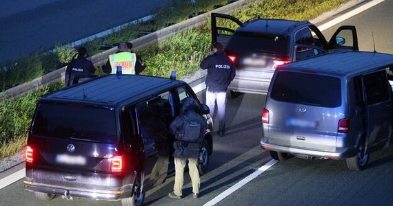 Uzbrojony osobnik wziął zakładników w autokarze na autostradzie A9 między Hilpoltstein a Greding w południowych Niemczech. Do tego zdarzenia miało dojść po godzinie 17:00. Wieczorem napastnik był już w rękach policji.  
