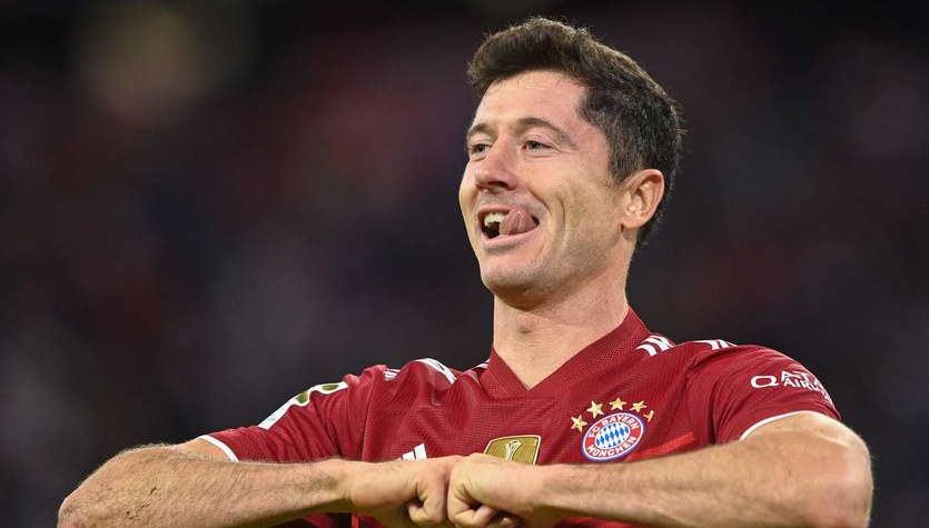 Złoty But. Robert Lewandowski... W łóżku Z Trofeum - Sport W INTERIA.PL