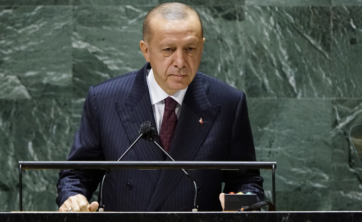 Prezydent Turcji Recep Tayyip Erdoan w przemówieniu wygłoszonym na forum Zgromadzenia Ogólnego ONZ ostrzegł przed "setkami milionów" uchodźców klimatycznych w przyszłości i podkreślił, że świat musi znaleźć rozwiązanie problemu obecnych uchodźców uciekających przed wojnami. 