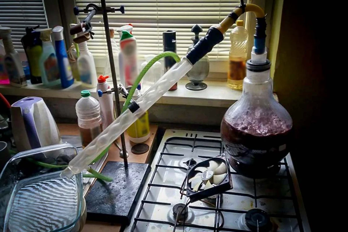 Polsko-czeski gang produkujący metamfetaminę i rozprowadzający ten narkotyk został rozbity przez śląskie CBŚP, karpacką straż graniczną oraz celników z Czech. Zatrzymano 11 osób - sześciu Czechów i pięciu Polaków.