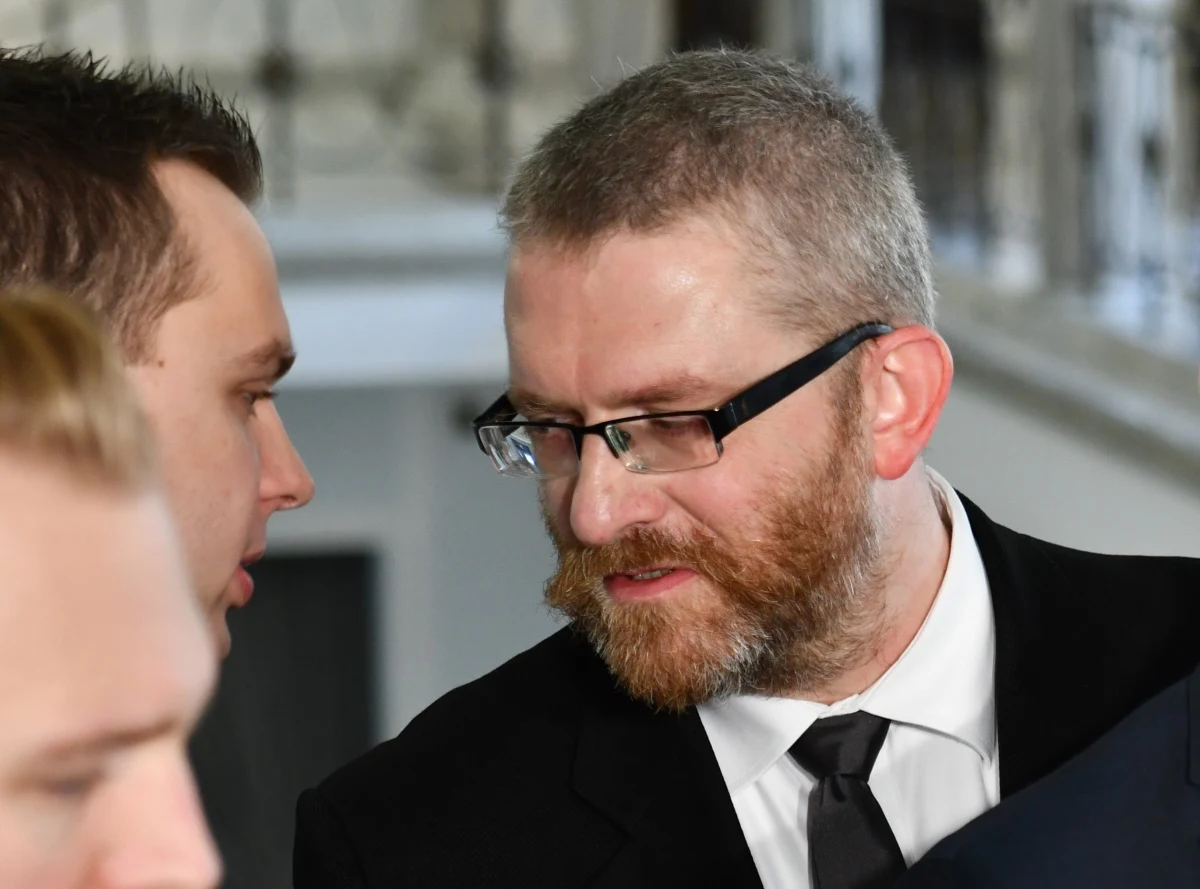 Poseł Konfederacji Grzegorz Braun zwrócił się do marszałek Sejmu o skorygowanie złożonych przez niego w latach 2020-2021 oświadczeń majątkowych. "Jeśli popełniłem błąd, zakładając, że powinienem informować tylko o nieznanych Kancelarii Sejmu źródłach dochodu, proszę uznać to za omyłkę" - napisał. Dziś o tym, że Braun nie wpisuje do oświadczeń pieniędzy z Sejmu, napisali dziennikarze "Rzeczpospolitej".