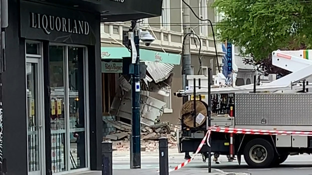 Niektóre budynki w Melbourne zostały uszkodzone w wyniku trzęsienia ziemi, które nawiedziło południowo-wschodnią Australię.Trzęsienie uderzyło na wschód od drugiego co do wielkości miasta w kraju tuż po godzinie 9:00 czasu lokalnego i było odczuwalne w odległości setek kilometrów.US Geological Survey określił wielkość trzęsienia na 5,8 w skali Richtera, później zrewidowano wyliczenia do 5,9.