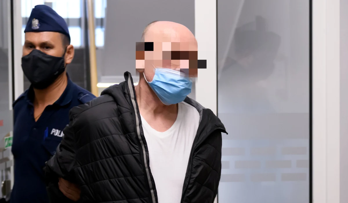 Przed Sądem Okręgowym w Poznaniu ruszył proces 59-letniego Przemysława H., oskarżonego o zabójstwo znajomego. Mężczyzna miał zabić swojego kolegę uderzając go siekierą w głowę. Potem przez około miesiąc mieszkał ze zwłokami. 