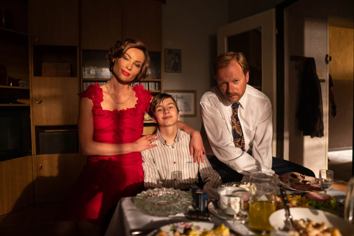 Kasety VHS, kolorowe dresy, pierwsze miłości, szkolne dyskoteki... "Powrót do tamtych dni" Konrada Aksinowicza ma dziś premierę na festiwalu filmowym w Gdyni. Akcja rozgrywa się w latach 90., a film opowiada o nastoletnim Tomku i jego ojcu, który walczy z silnym uzależnieniem od alkoholu. Postać ojca gra Maciej Stuhr. "To jedna z moich najtrudniejszych ról" - mówi aktor w rozmowie z dziennikarką RMF FM Katarzyną Sobiechowską-Szuchtą. "Przyjeżdżam do Gdyni z bardzo ważną, być może najważniejszą rolą, ale nie mam już takiej napinki jak 10 lat temu" - przyznaje. "Ten film momentami ogląda się jak polskie "Stranger Things", zanurzone w latach dziewięćdziesiątych, pełne tamtejszych gadżetów, ubiorów, scenografii" - opisuje aktor. 