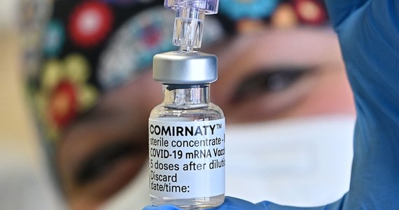 Przyjęcie trzeciej dawki szczepionki przeciwko koronawirusowi nie wydłuży ważności certyfikatu covidowego. Tak wynika z informacji uzyskanych w Ministerstwie Zdrowia przez dziennikarza RMF FM. 