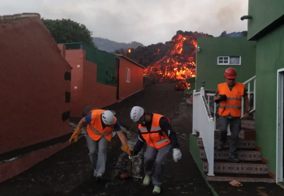 Lawa, wypływająca z wulkanu na wyspie La Palma, zniszczyła już setki domów i spływa w stronę wybrzeża. Tysiące ludzi zostało już ewakuowanych. 