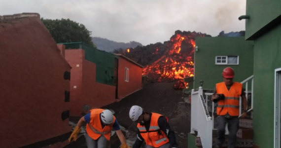 Lawa, wypływająca z wulkanu na wyspie La Palma, zniszczyła już setki domów i spływa w stronę wybrzeża. Tysiące ludzi zostało już ewakuowanych. 