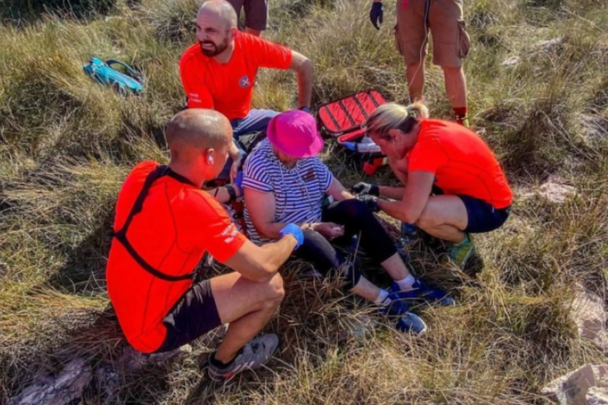 Policja wie już, kim jest kobieta znaleziona na plaży na wyspie Krk w Chorwacji. Kobieta miała na głowie różowy kapelusz przeciwsłoneczny, ranę na nosie, płynnie mówiła po angielsku, ale… nie wiedziała, kim jest.