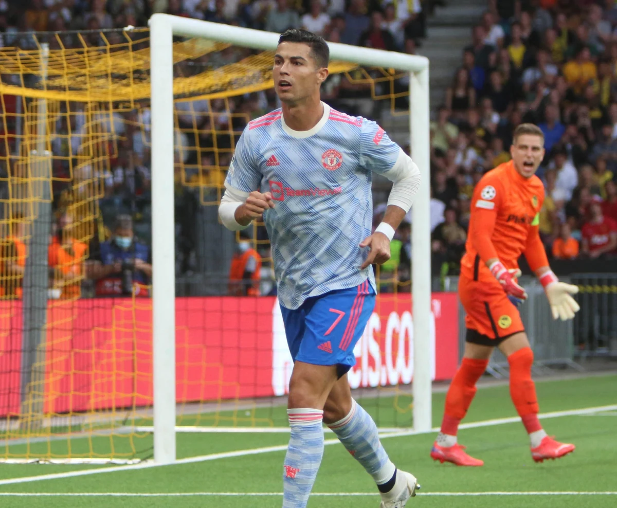 Portugalski napastnik Cristiano Ronaldo, aktualnie zawodnik Manchesteru United, jest najlepiej opłacanym piłkarzem na świecie. Na szóstej pozycji listy rankingowej przygotowanej przez magazyn ekonomiczny "Forbes" jest Robert Lewandowski z Bayernu Monachium.