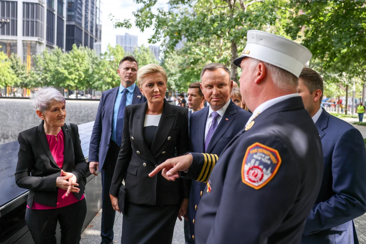 ​Świat podziwia Amerykę, bo ma w sobie tego niezwykłego ducha i zawsze się podnosi - podkreślił w Nowym Jorku prezydent Andrzej Duda podczas spotkania z uczestnikami wydarzeń z 11 września 2001 roku. Nawiązując do historii Polski, wyraził również przekonanie o podobieństwach między Stanami Zjednoczonymi i Polską.