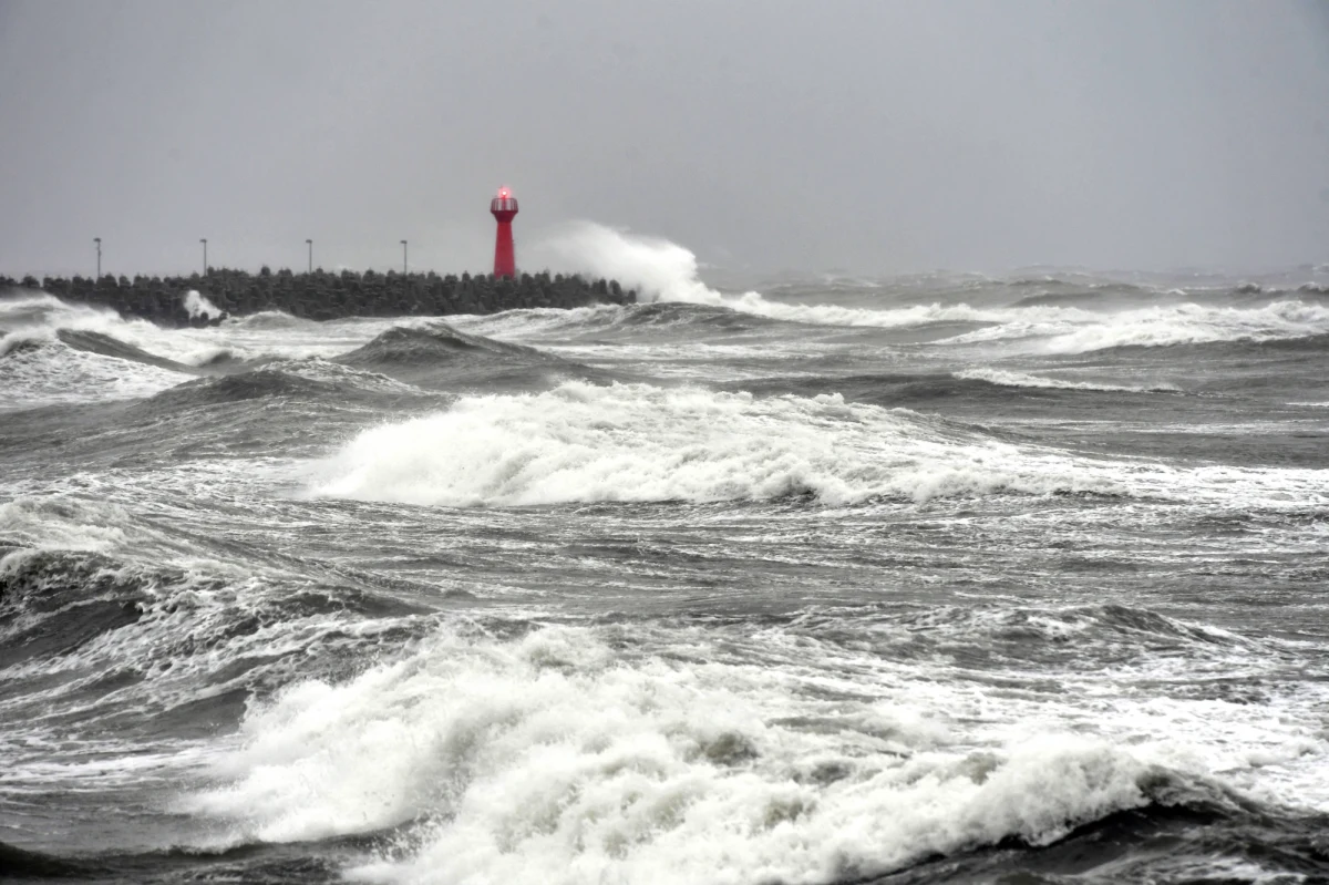 Instytut Meteorologii i Gospodarki Wodnej wydał ostrzeżenie przed sztormem na Bałtyku. Siła wiatru może osiągnąć nawet 10 stopni w skali Beauforta. Wydano także ostrzeżenia pierwszego i drugiego stopnia przed silnym wiatrem dla dwóch województw. Niż, który dziś będzie rozbudowywał się nad Polską, przyniesie również cieplejsze powietrze. 