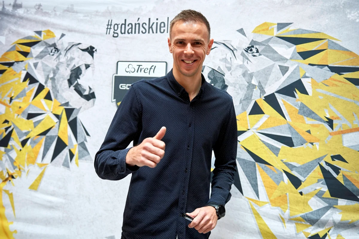 Były reprezentant Polski i siatkarski mistrz świata Mariusz Wlazły rozpoczyna studia na Uniwersytecie Gdańskim. Choć wykłady się jeszcze nie zaczęły, to zawodnik już miał pierwsze problemy. Jedna ze studentek wzięła Wlazłego za oszusta. Sytuację, która rozbawiła internautów, opisał obecny klub atakującego – Trefl Gdańsk.